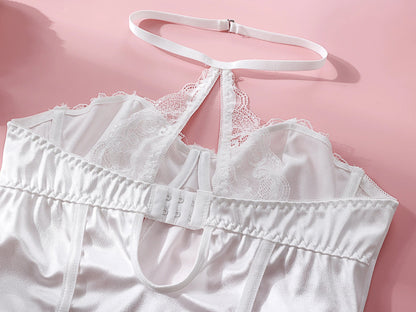 Fitted nightgown with a choker.