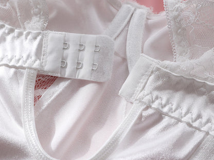 Fitted nightgown with a choker.