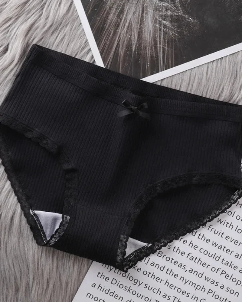 Comfortable ribbed briefs with lace