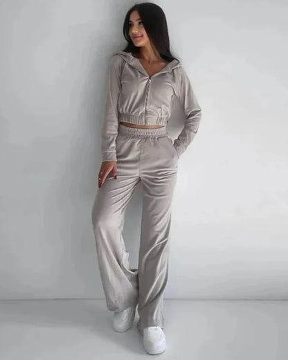 Loose velour tracksuit set with short sweatshirt